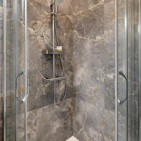 Апартаменти Stylish Gateway I Queen Bed & Relaxing Рига